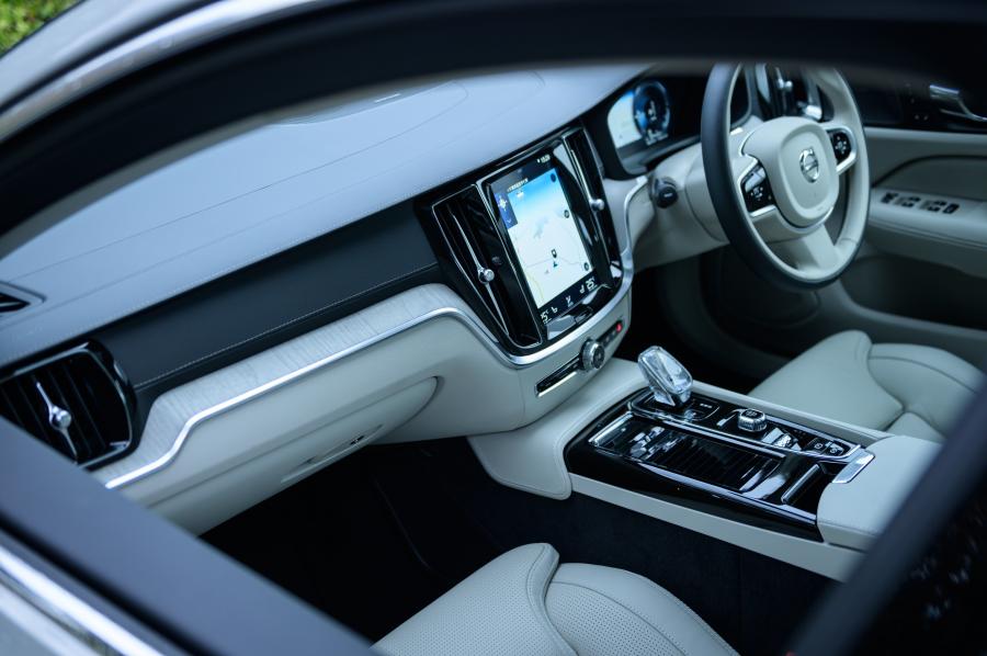 Интерьер Volvo S60 T6 Inscription 2016 года  (JP) (фото 28 из 35)